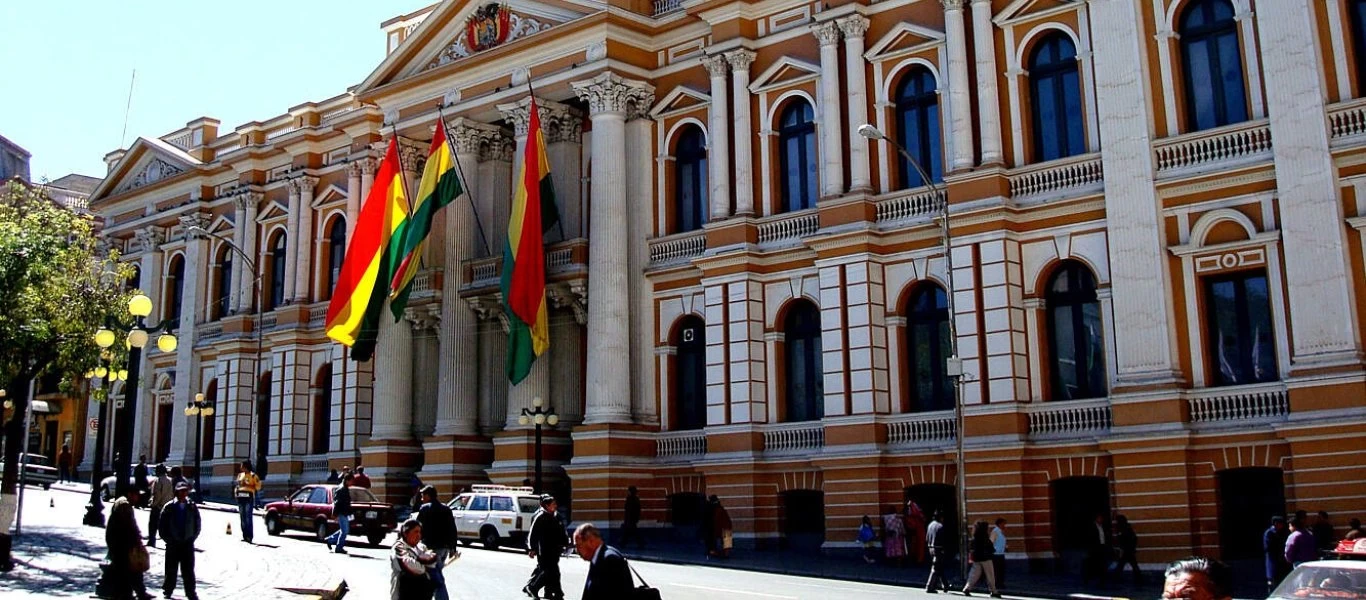 Μετέτρεψαν την Βουλή της Βολιβίας σε... ρινγκ - Άγριο ξύλο ανάμεσα σε πολιτικούς (βίντεο)